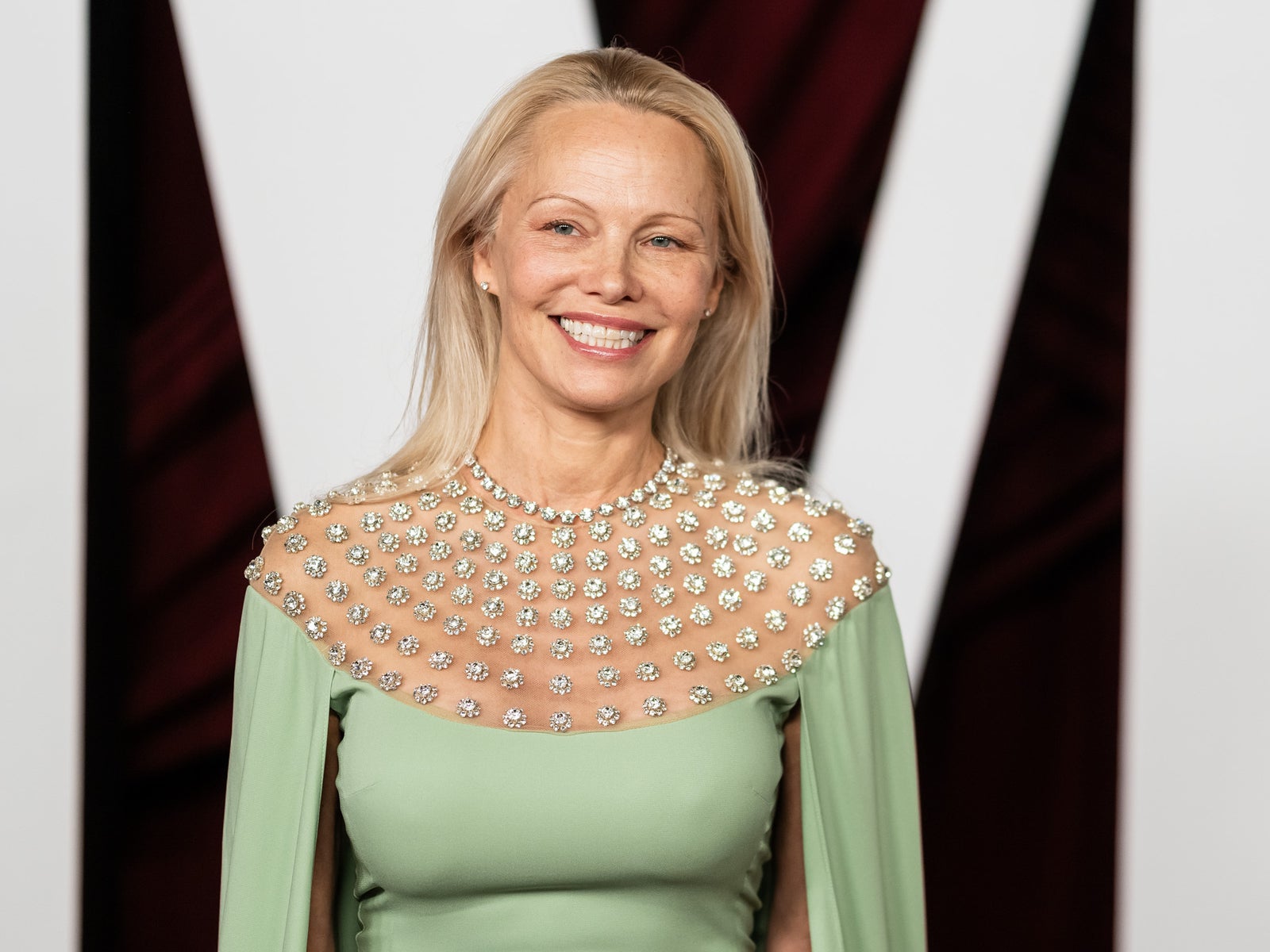 Wow-Look: Pamela Anderson strahlt ungeschminkt am roten Teppich -  madonna24.at