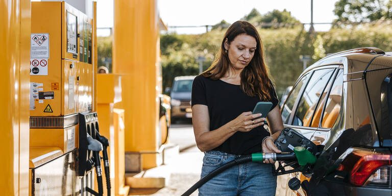 Tanken Tankstelle Frau Sprit