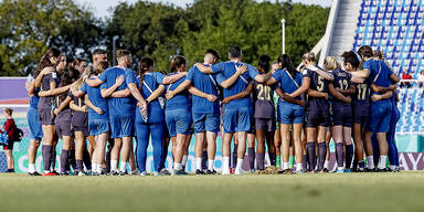 Der englische Fußballverband FA hat entschieden: Ab 1. Juni dürfen Transfrauen nicht mehr in reinen Frauenteams spielen. Hintergrund ist ein Urteil des britischen Supreme Courts, wonach Frauen im Sinne des Gleichstellungsgesetzes ausschließlich biologische Frauen sind. Die FA setzt das Urteil nun in die Praxis um.  Nur noch biologische Frauen im Frauenteam  Bisher war es Transfrauen erlaubt, im Amateurfußball in Frauenteams anzutreten. Damit ist nun Schluss. Auch der schottische Verband hatte bereits eine ähnliche Regel eingeführt. „Wir verstehen, dass dies schwierig sein wird für Menschen, die einfach nur das Spiel, das sie lieben, in dem Geschlecht spielen wollen, mit dem sie sich identifizieren“, teilte die FA mit. Man werde auf betroffene Spielerinnen zugehen und erklären, wie sie weiterhin am Spiel teilnehmen könnten.  Etwa 20 Amateurspielerinnen betroffen  Laut Sky News sind etwa 20 Amateurspielerinnen in England betroffen. Im Profifußball gebe es derzeit keine Transfrauen. Die FA reagiert mit der Maßnahme auf das Urteil vom April, das eine klare Abgrenzung zwischen biologischen und transidenten Frauen im Sport ermöglicht. Zwar betonte das Gericht, dass Transmenschen weiterhin vor Diskriminierung geschützt seien, doch Aktivistinnen und Aktivisten zeigten sich dennoch besorgt.  Auch Zugang zu Einrichtungen betroffen  Die britische Gleichstellungskommission gab nach dem Urteil eine vorläufige Richtlinie heraus: Transmenschen sollen künftig Toiletten, Duschen und Umkleiden entsprechend ihres Geburtsgeschlechts nutzen. Auch diese Maßnahme sorgt landesweit für Diskussionen.