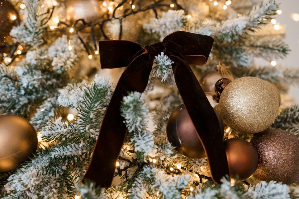 Von Bordeaux bis Skandi-Weiß: Das sind die Weihnachtsfarbtrends 2025