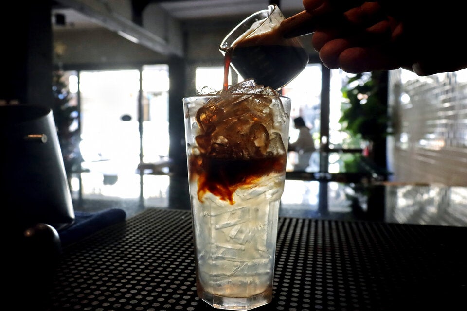 Dieses virale Getränk macht wach und ist besonders gesund im Sommer