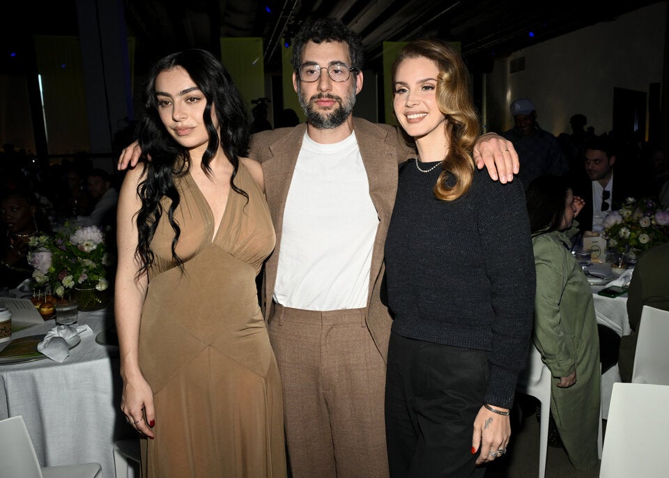 Nippel-Alarm: Charlie XCX posiert im sexy Naked-Dress