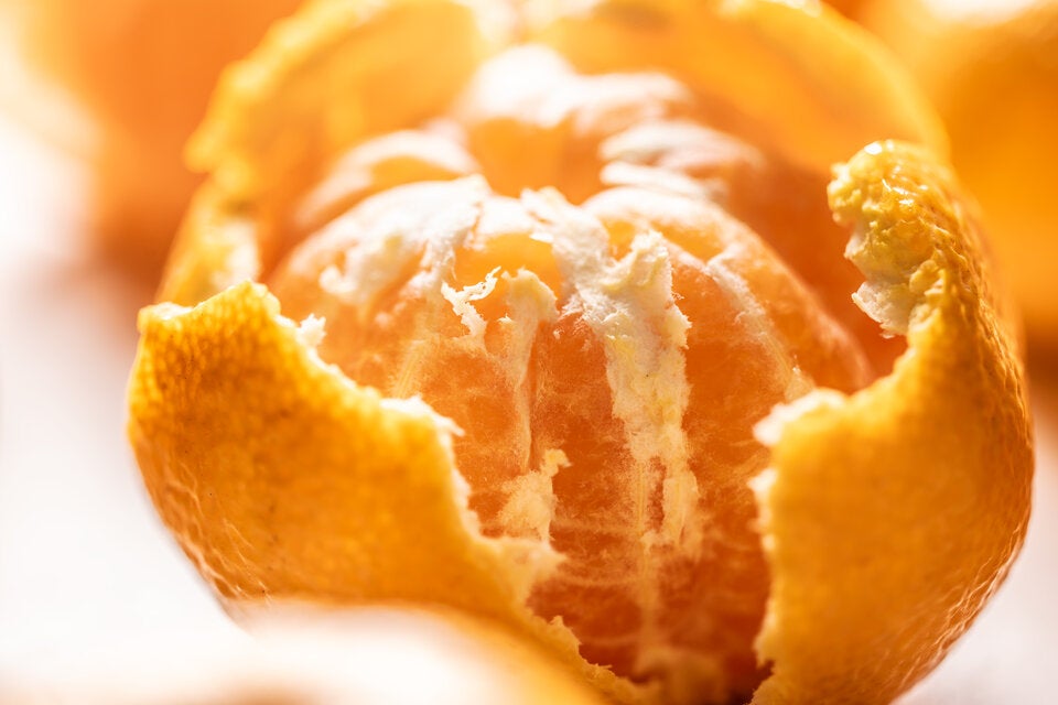 Genialer Hack: So entfernen Sie die weiße Haut von Mandarinen blitzschnell