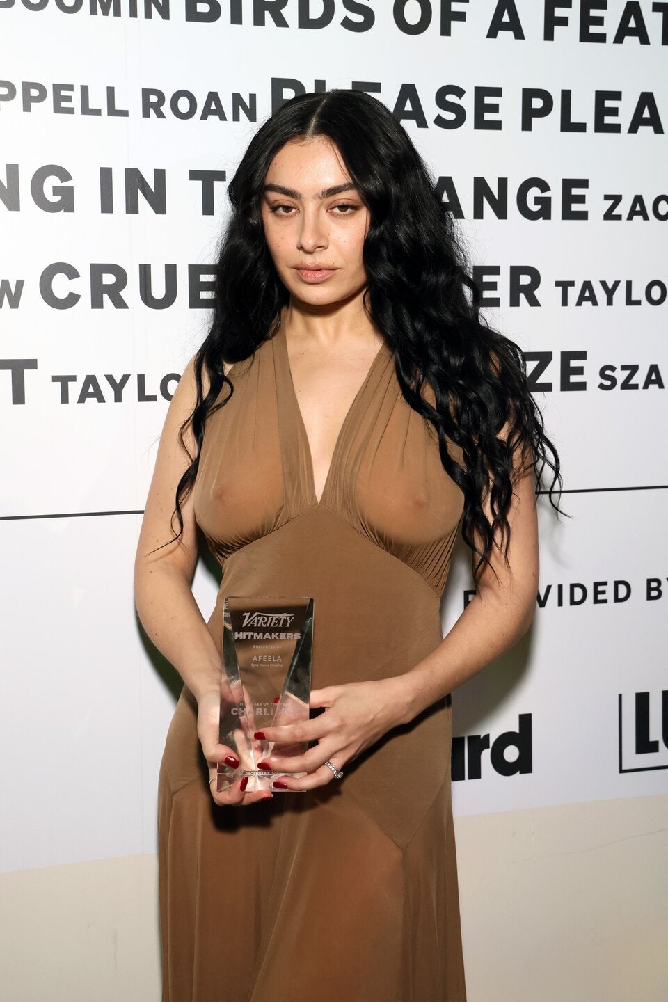 Nippel-Alarm: Charlie XCX posiert im sexy Naked-Dress
