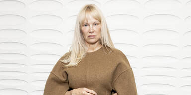 Mit Pony! Pamela Anderson verabschiedet sich von ihrem Signature-Look