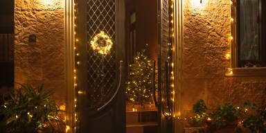 Weihnachts-Deko: Mit DIESEM Trick hält die Lichterkette überall bombenfest