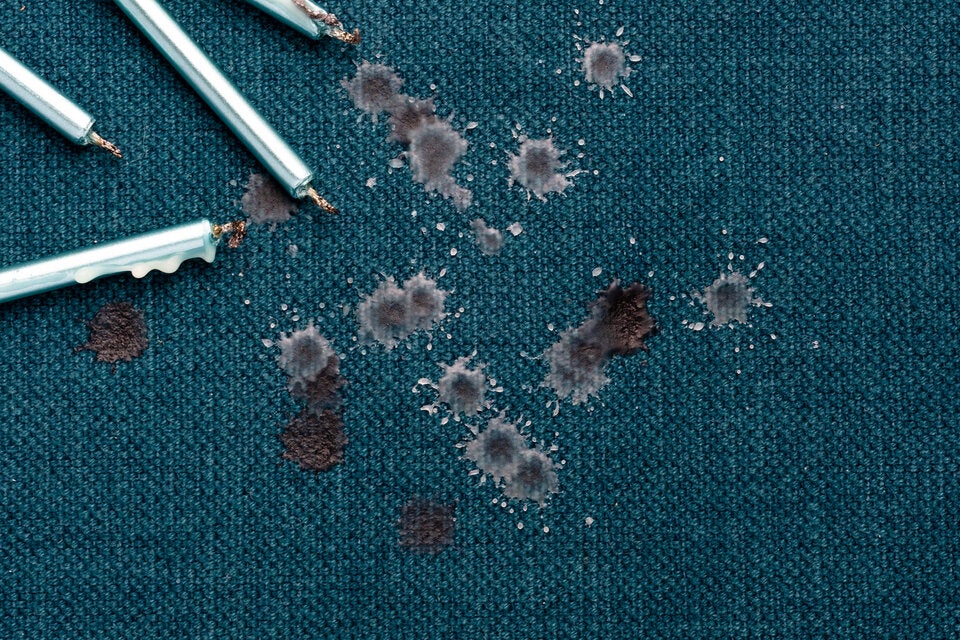 Mit Hausmitteln: So entfernen Sie Wachsflecken von Sofa, Tisch & Co.