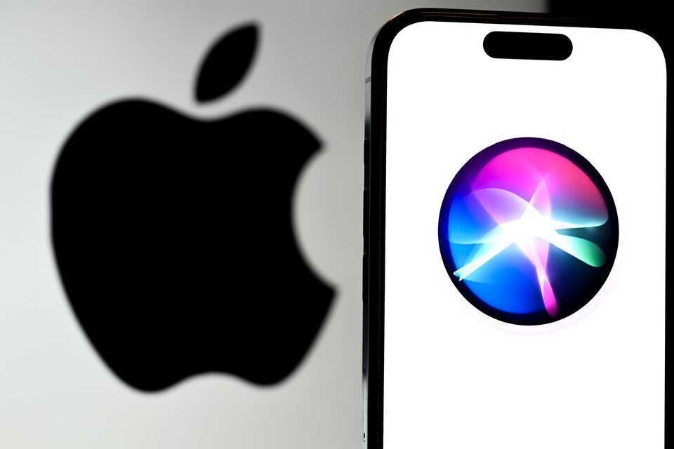 Siri ist die Sprachassistentin von Apple, mit der man auf dem iPhone durch Sprachbefehle Anrufe tätigen, Nachrichten senden, Informationen abrufen oder Apps steuern kann.