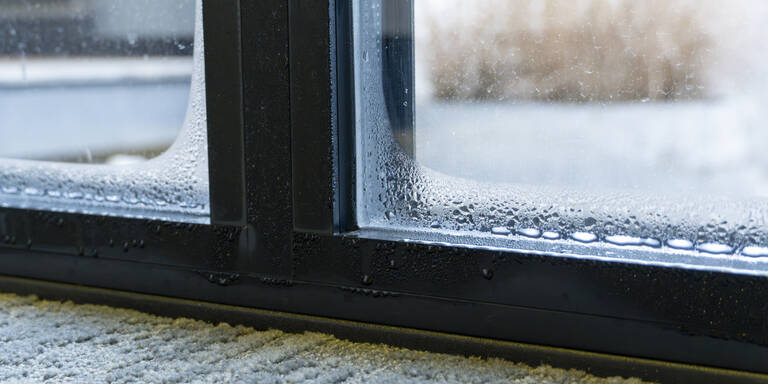 Schluss mit beschlagenen Fenstern: So hilft der Salz-Hack im Winter