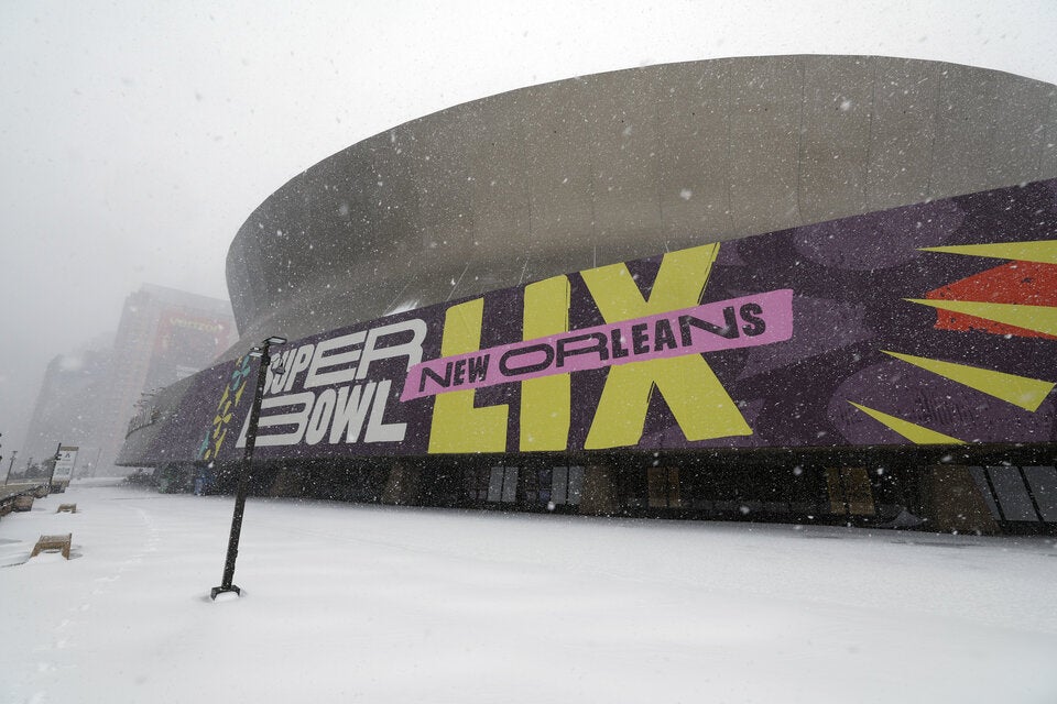 Die Beschilderung des Super Bowl LIX an der Außenseite des Caesars Superdome in New Orleans, Louisiana.  
