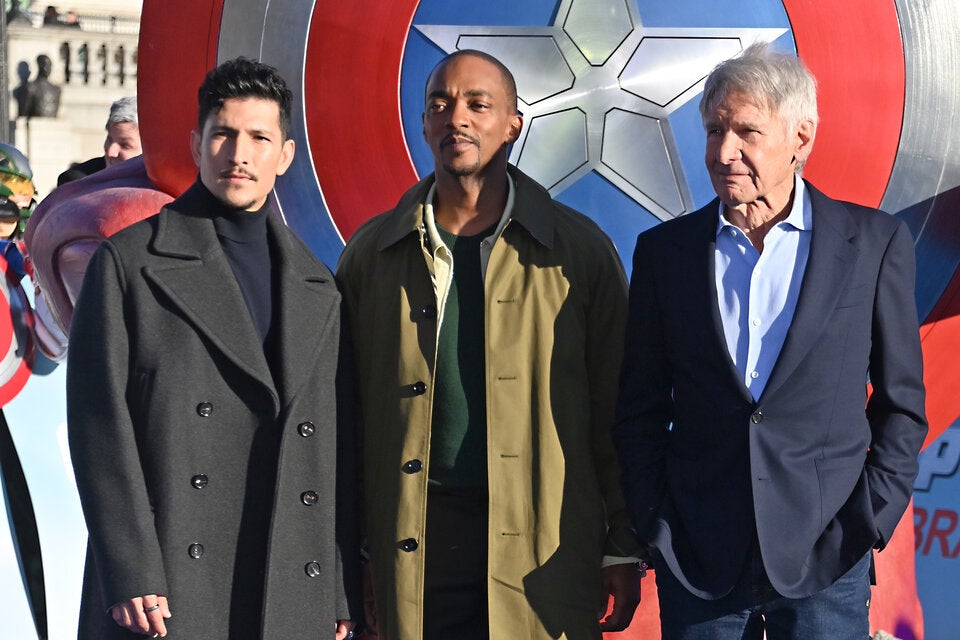 Danny Ramirez, Anthony Mackie und Harrison Ford 