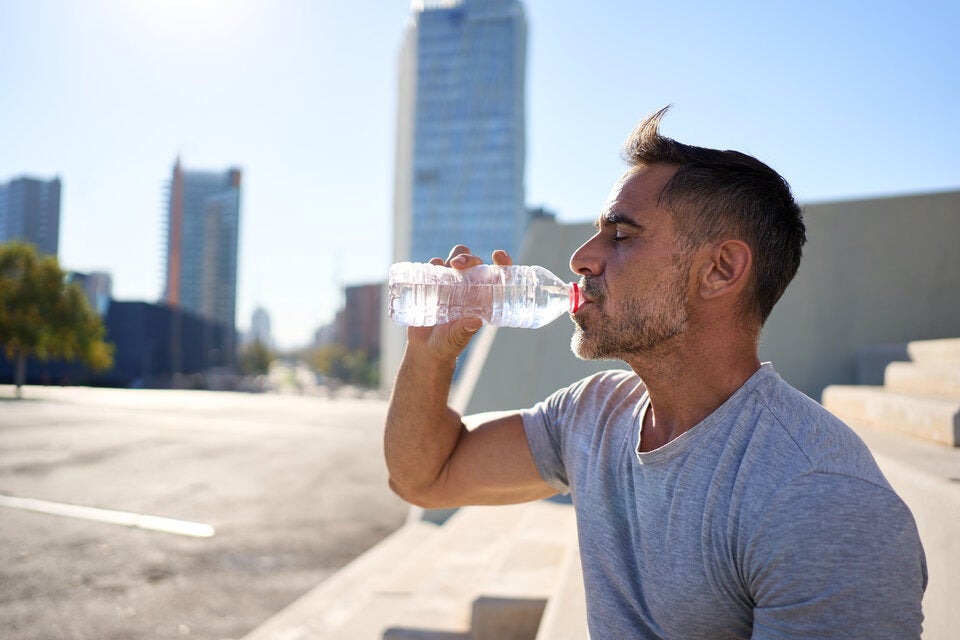 Nicht Wasser: Das sollten Sie bei Hitze wirklich trinken
