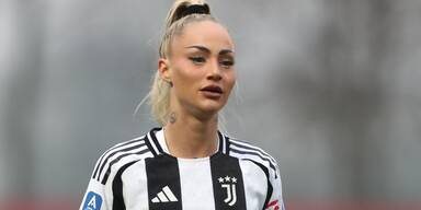 Weil er wechseln will: Star-Kickerin macht mit Freund Schluss