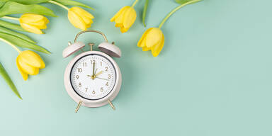 Zeitumstellung 2025: Wird bei der Sommerzeit vor oder zurück gestellt?