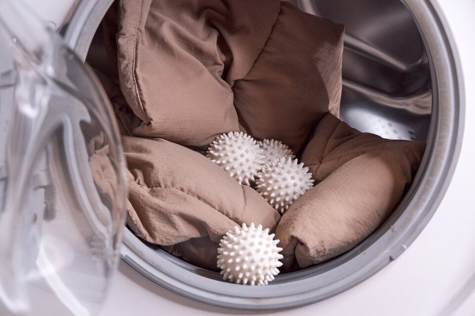 Winterjacken richtig reinigen: Profi-Tipps für Daunen, Kunstfaser & Co.