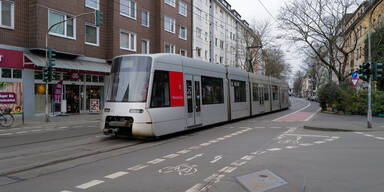 Stra&szlig;enbahn entgleist: Mindestens 13 Verletzte