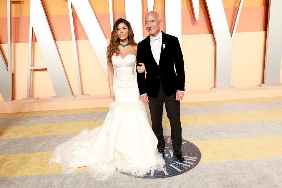 Hochzeitskleid auf dem roten Teppich: Lauren Sánchez bei der Oscar-After-Party – das trägerlose Oscar-de-la-Renta-Kleid mit Federn ließ bereits Braut-Vibes aufkommen