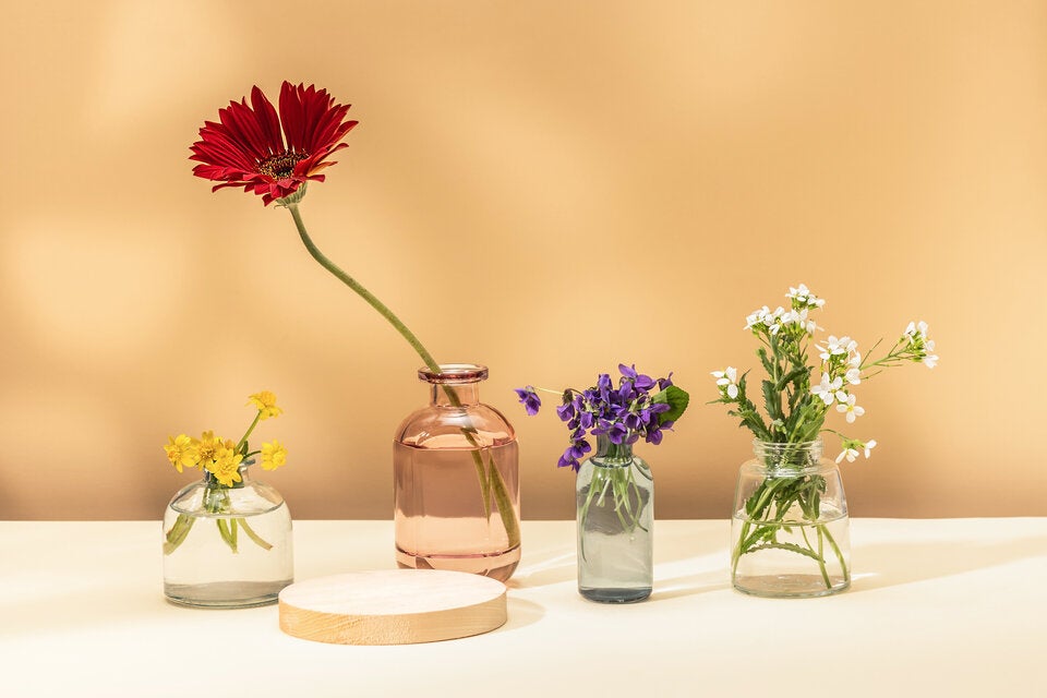 Ohne Schrubben: Mit diesen Tricks wird jede Blumenvase blitzblank