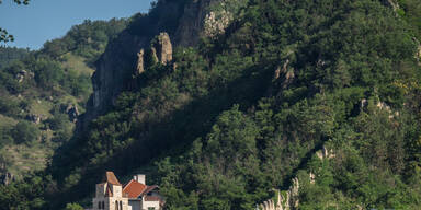 82-J&auml;hrige st&uuml;rzt mit PKW 20 Meter in den Tod