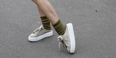 Sneaker Mules sind zurück, aber DIESEN Schuhtrend hat wirklich niemand vermisst!