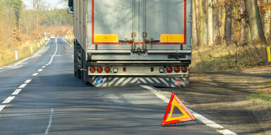 Autolenkerin (63) übersieht Lkw: Tödlicher Crash