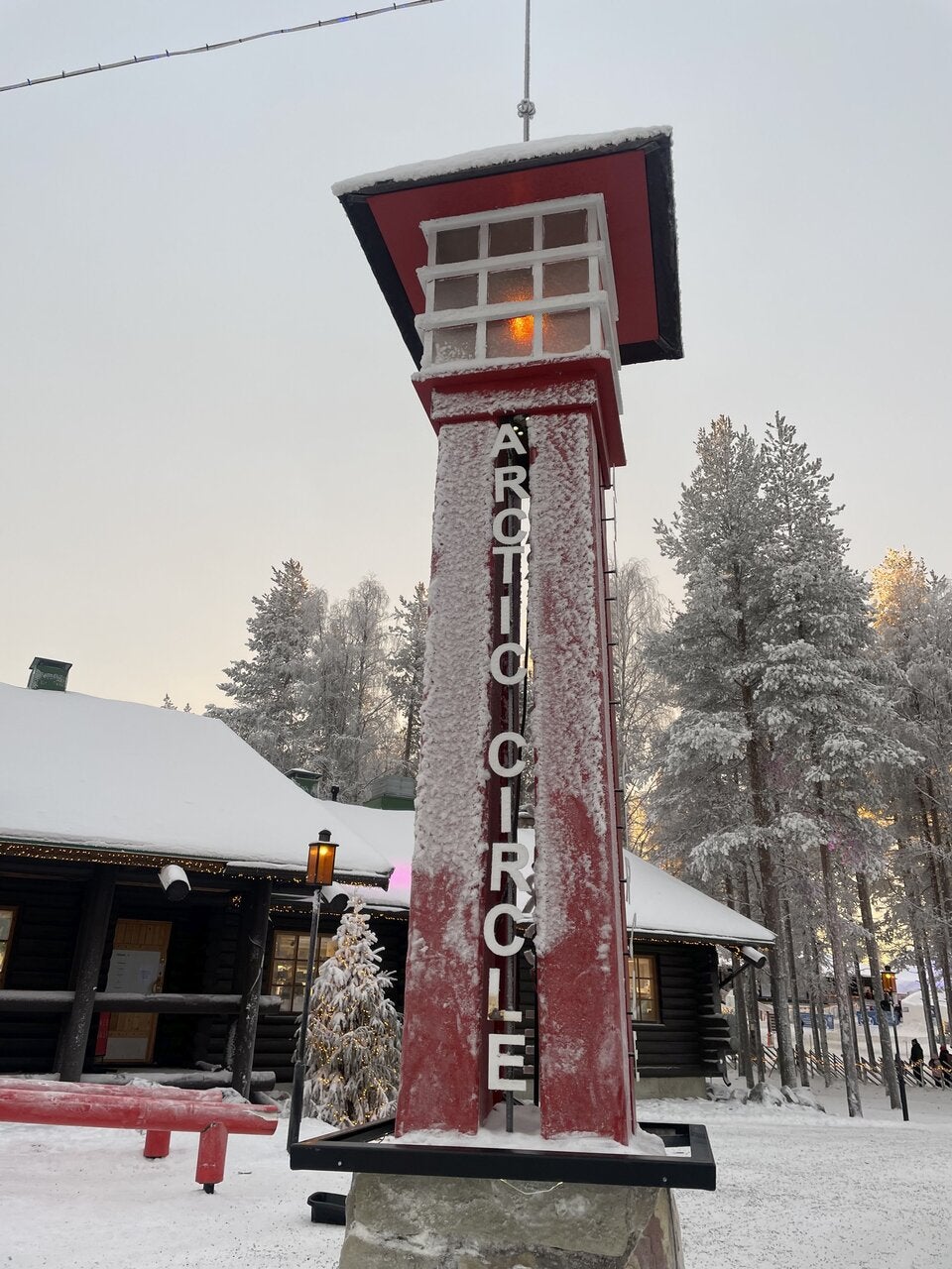 Arctic circle. Im Santa Claus Village überqueren Sie den Polarkreis – hier beginnt die Arktis.