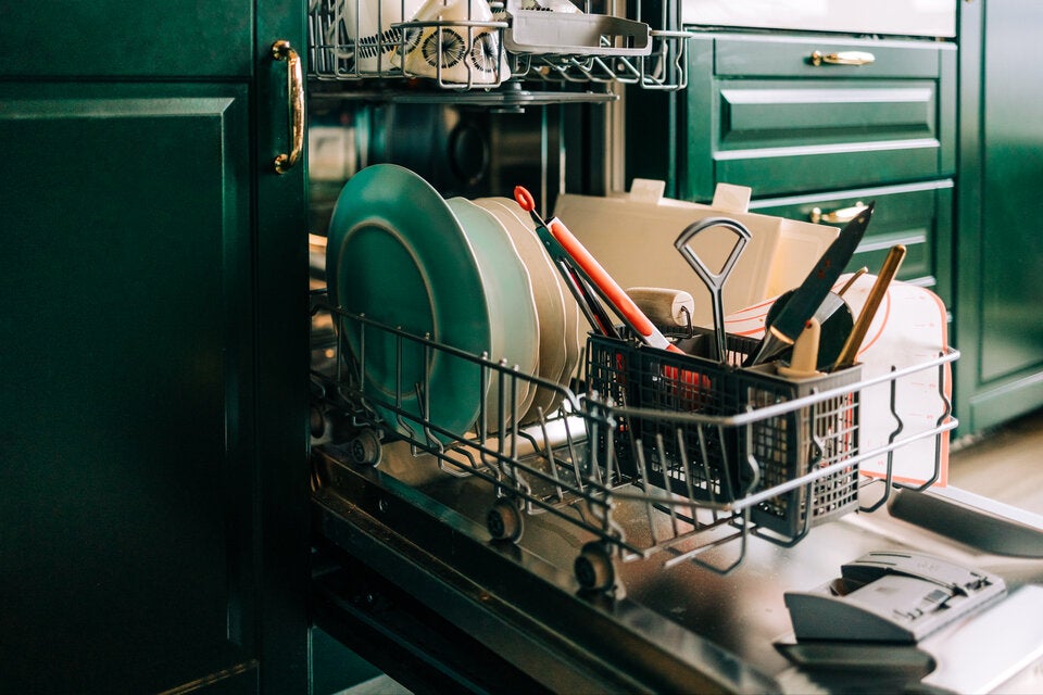 Darum sollten Sie ab sofort IMMER einen Korken in den Geschirrspüler geben