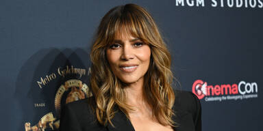 Heißer Auftritt: Halle Berry lässt im Transparent-Look tief blicken