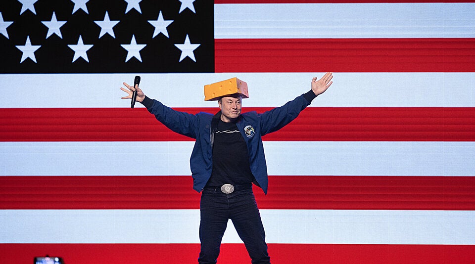 Elon Musk mit Käsehut