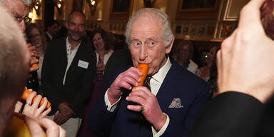 King Charles musiziert auf Karottenflöte