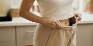 Flacher Bauch im Sitzen? So trainieren Sie Ihren Speck weg
