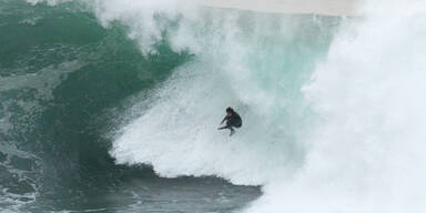 Monsterwellen &uuml;berrollen Surfer-Paradies