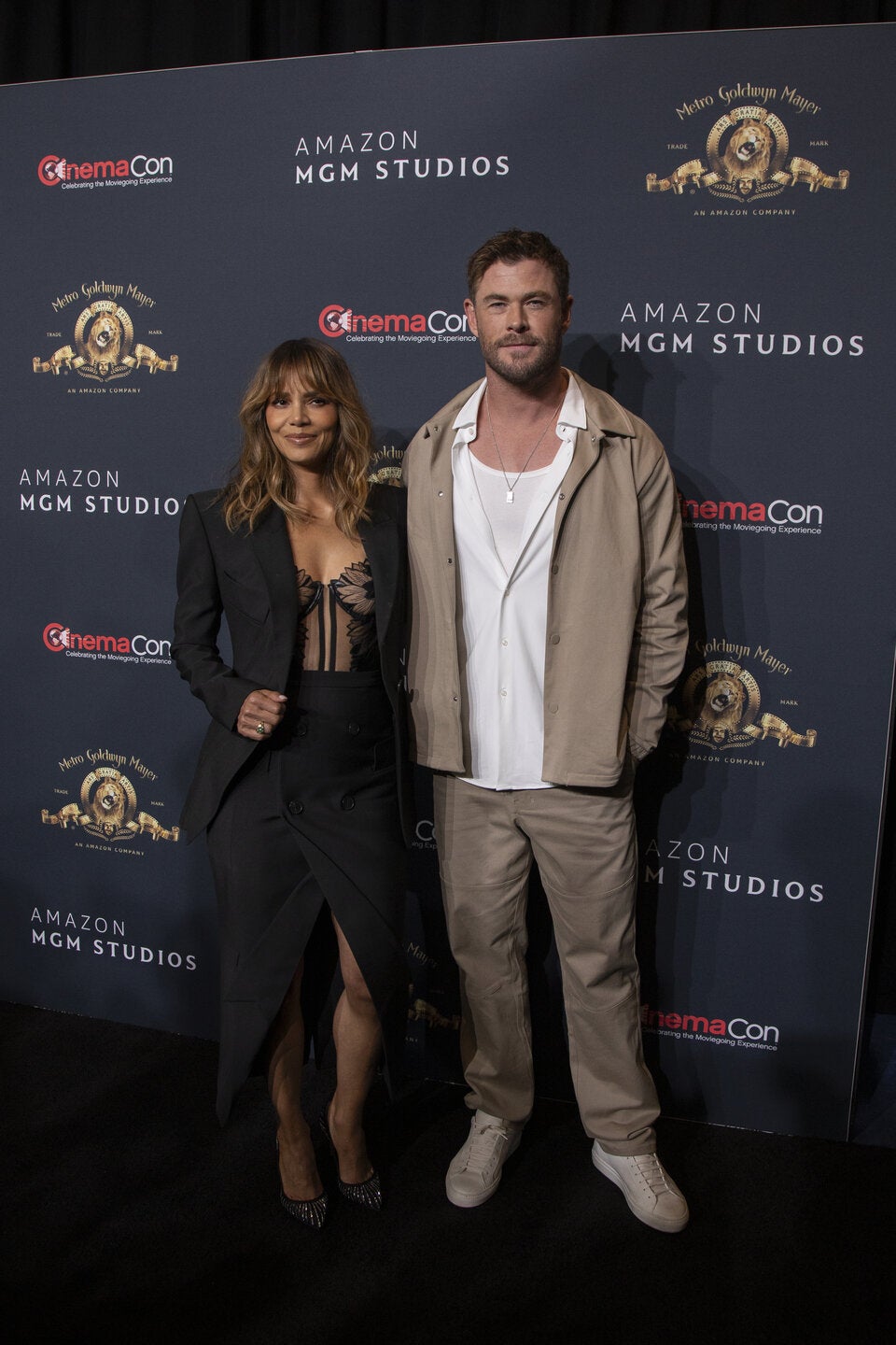 Heißer Auftritt: Halle Berry lässt im Transparent-Look tief blicken