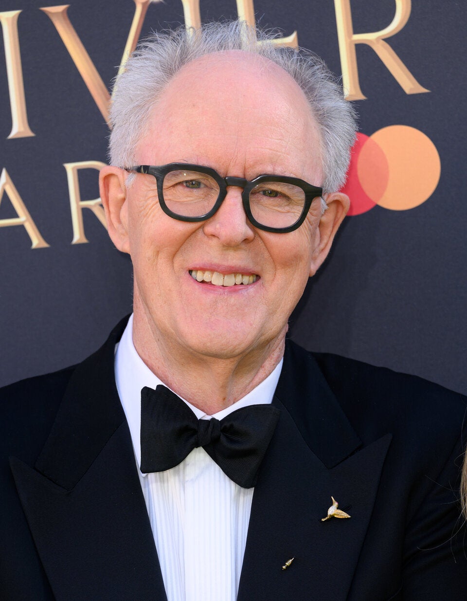 Der US-amerikanische Schauspieler ist mehrfach ausgezeichnet und unter anderem durch seine Arbeit in „The Crown“ und „Dexter“ bekannt.