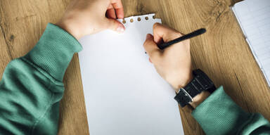 Sch&uuml;ler schreibt