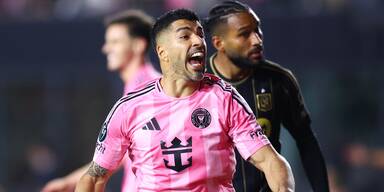 "Bei&szlig;er" Suarez schl&auml;gt wieder zu: Teamkollege als Opfer