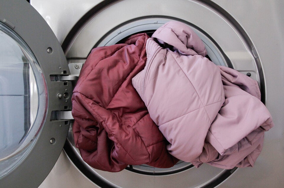 Winterjacken richtig reinigen: Profi-Tipps für Daunen, Kunstfaser & Co.