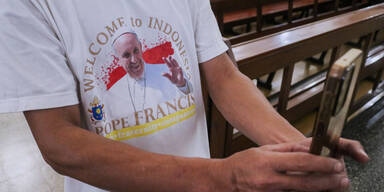 Trauernde wütend: Menschen schießen neben Papst Selfies