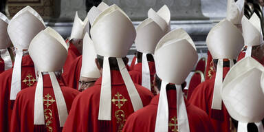 Papst-Schneider packt über Roben für Nachfolger aus