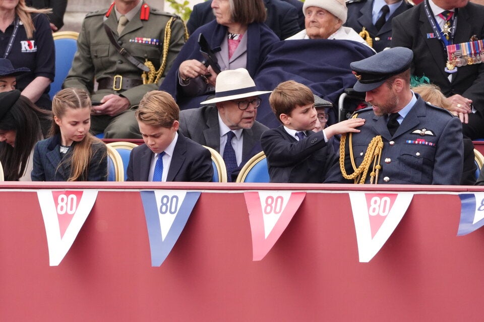 Prinz Louis putzt Papa William die Uniform