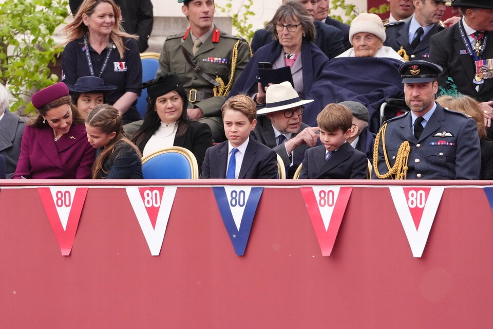 Prinz Louis streckt die Zunge raus