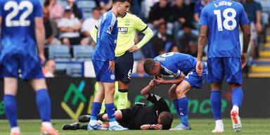 Schiri am Boden: England-Legende pfeift selbst ab