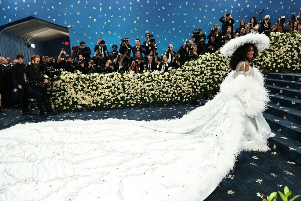 In einem Glitzerkleid mit monumentaler Federschleppe und Hut aus Federn zog Diana Ross alle Blicke auf sich.