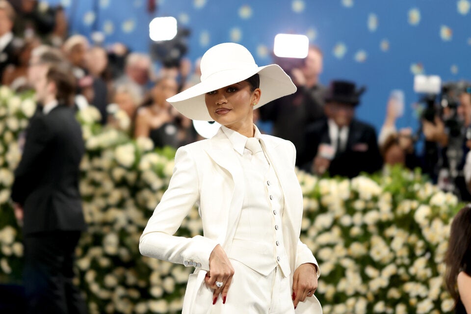 Zendaya zeigte sich von ihrer elegantesten Seite – im weißen Hosenanzug setzte sie ein stilvolles Statement.