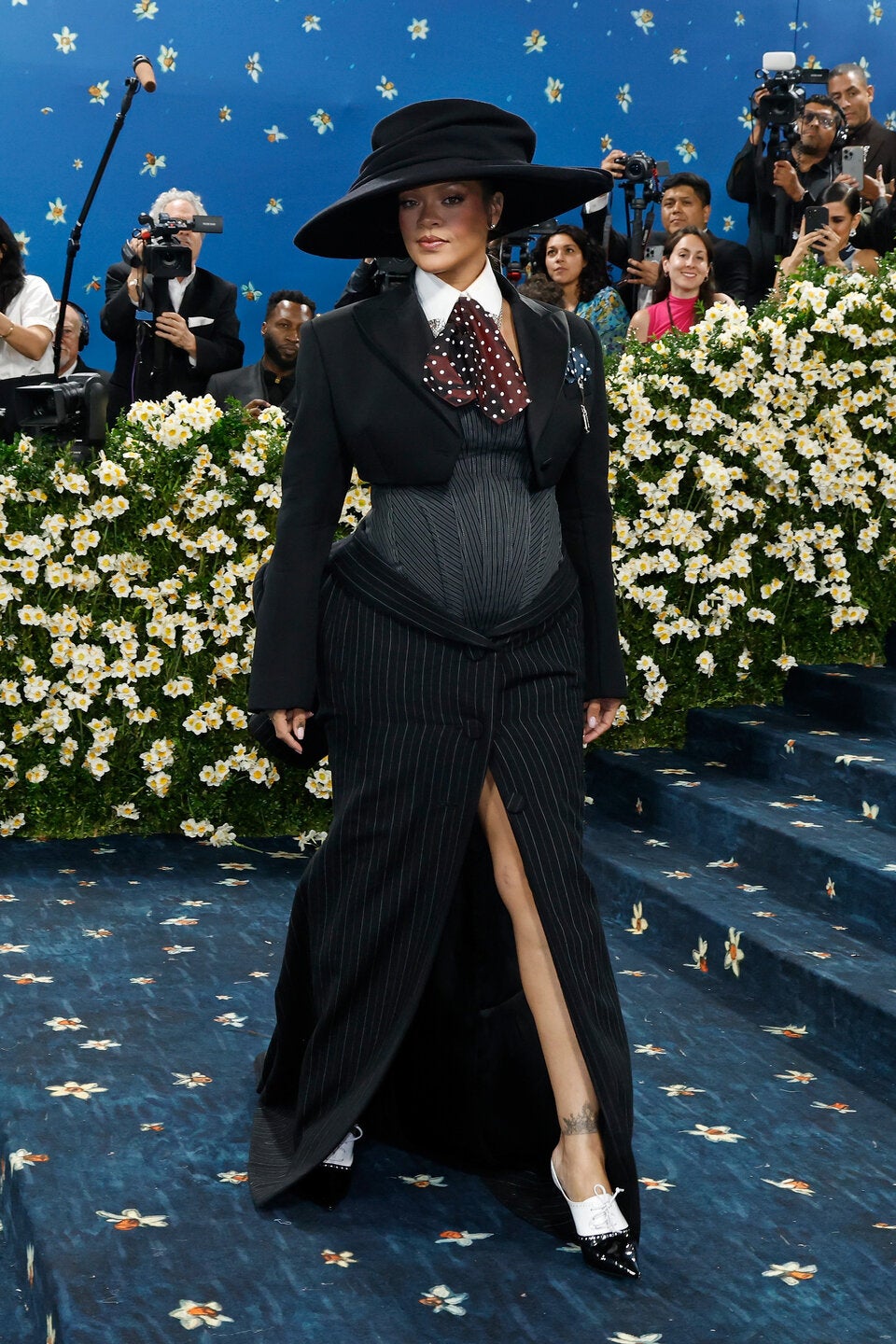 Schwanger: Rihanna überrascht mit Babybauch bei der Met Gala 2025