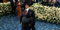 Schwanger: Rihanna überrascht mit Babybauch bei der Met Gala 2025