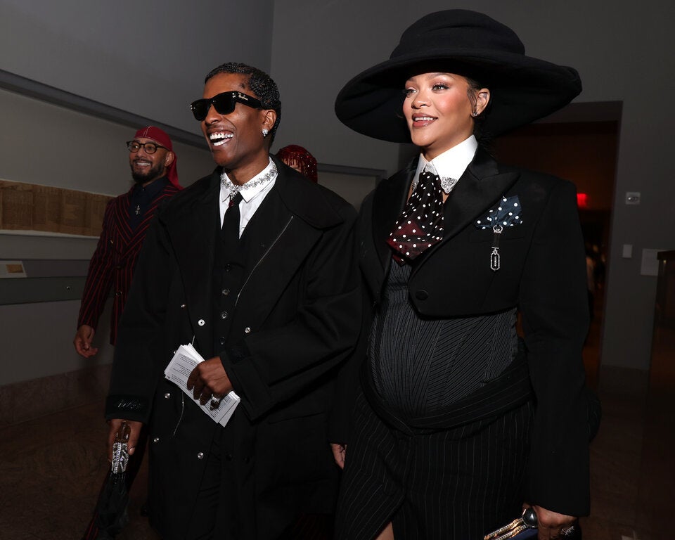 Schwanger: Rihanna überrascht mit Babybauch bei der Met Gala 2025