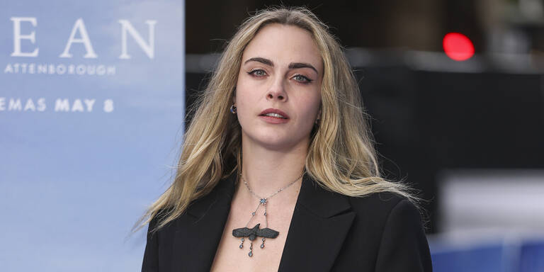Im Nacktkleid: Cara Delevingne lässt tief blicken