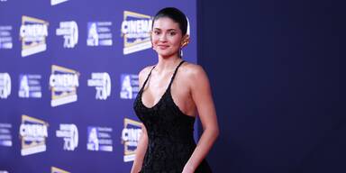 Jetzt ist es raus! Kylie Jenner lüftet Beauty-Geheimnis rund um ihre Brust-OP