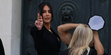 Kim Kardashian auf dem Weg zum Gericht.